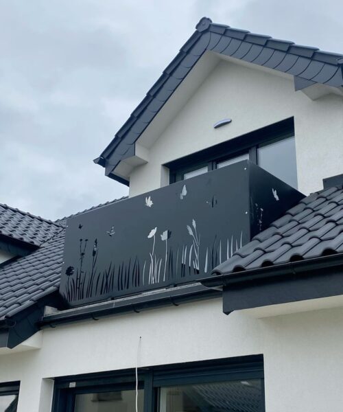 Nowoczesna czarna balustrada balkonowa CNC z motywem motyli i traw, stalowe panele malowane proszkowo na wymiar, elegancki detal na tle białego domu, Butterfly Balcony Railing, Laser Cut Steel, Balkongeländer Schmetterling, Schwarz Matt.